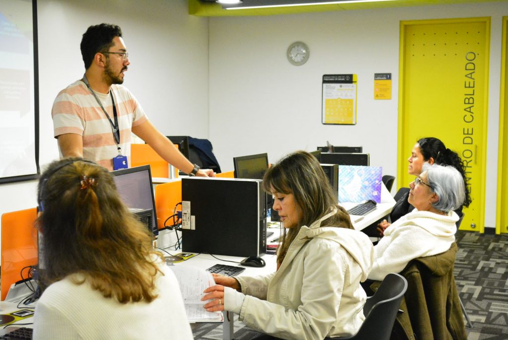 Curso del programa de alfabetización y formación digital para el adulto mayor. Biblioteca Alfonso Borrero Cabal, 2019.