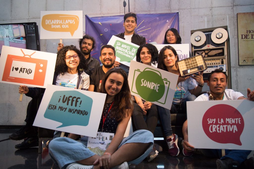 Estudiantes participando en una Hackathon