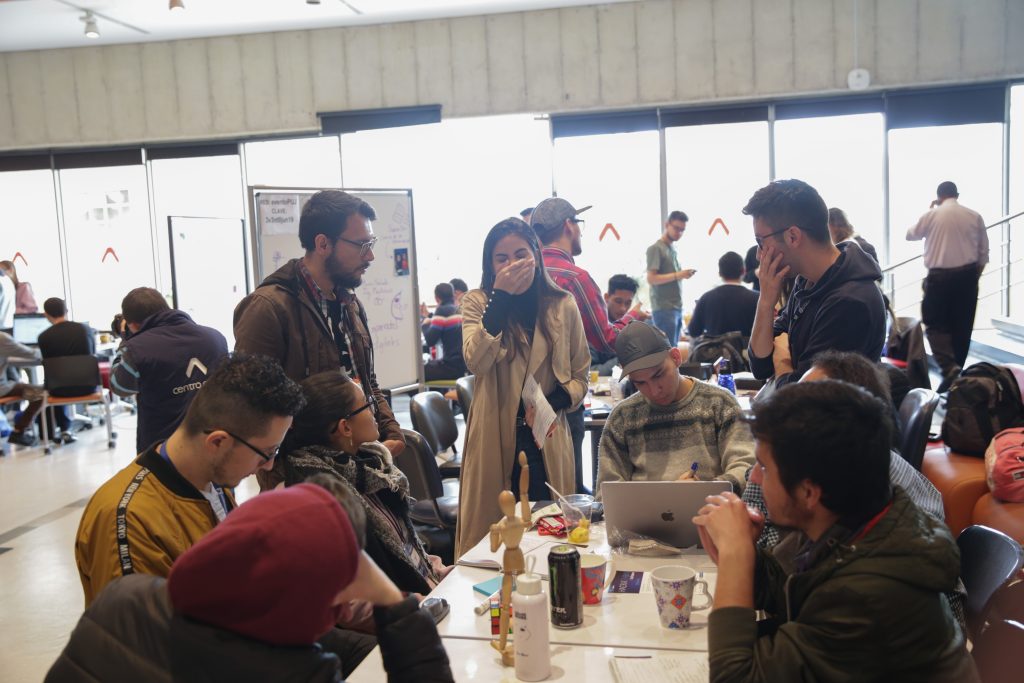 Estudiantes participando en una Hackathon