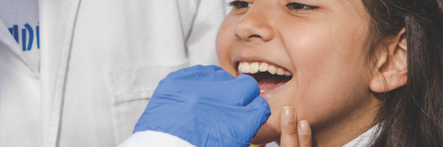 Rompecabezas de microbios en bocas infantiles