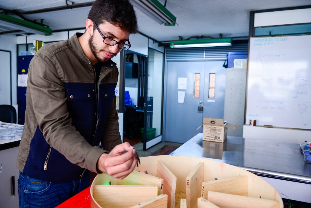 Daniel Gutiérrez en el laboratorio, con el escenario de pruebas.