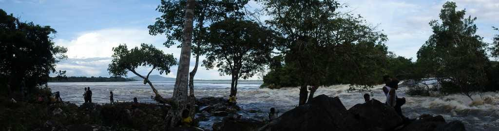 Durante las migraciones anuales de peces, los indígenas del río Caquetá pescan en las aguas rápidas. /Sandra Bibiana Correa