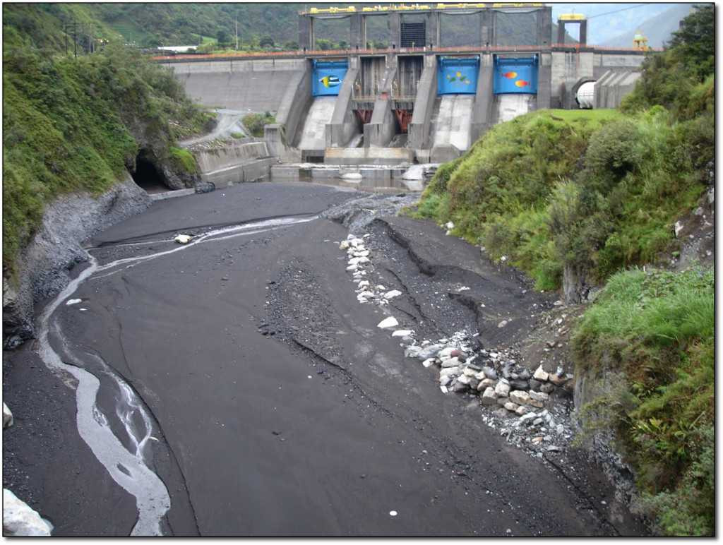 Las represas en los ríos de la Amazonía andina generalmente desvían a distancias de varios kilómetros todo el caudal del agua. /Elizabeth Anderson