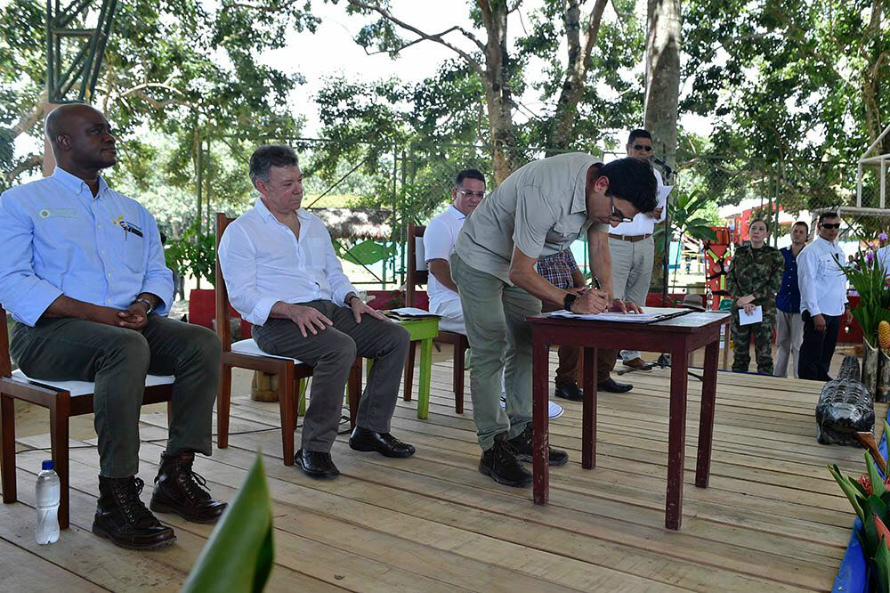 Acompañado de Luis F. Murillo, ministro de Medio Ambiente (izq.), y del presidente Juan Manuel Santos (centro), el profesor Javier Maldonado firmó en Puerto Nariño el acuerdo de entendimiento entre el Gobierno colombiano y las partes que integran el proyecto Amazon Fish.