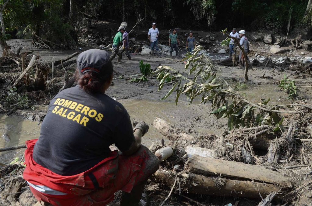 Bomberos atendiendo emergencia y reconstrucción de casas en Salgar, Antioquia.