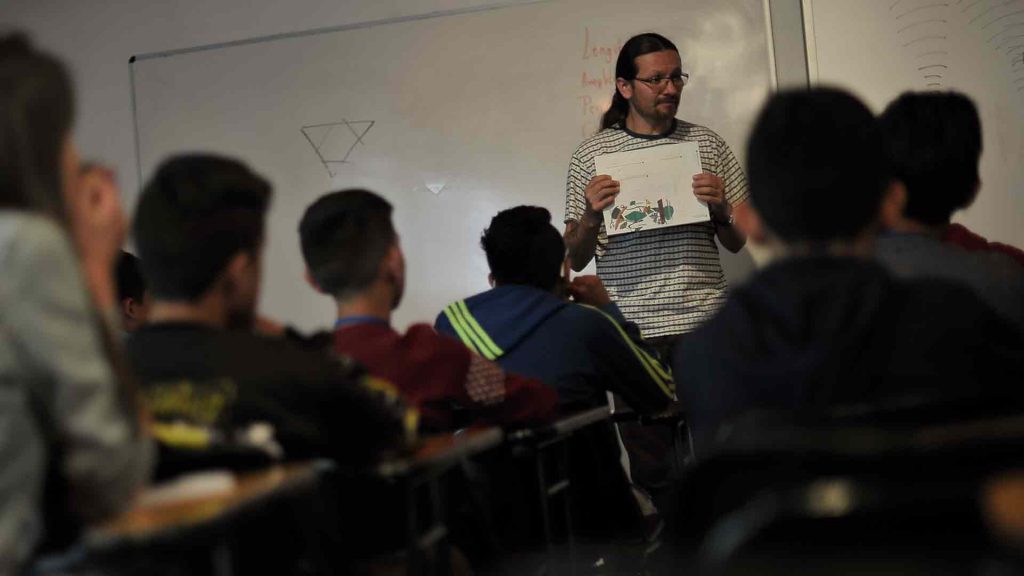 La oferta de becas universitarias y la provisión de mejor y mayor información en los colegios podrían ser el impulso para que jóvenes de bajos recursos ingresen a la educación superior.