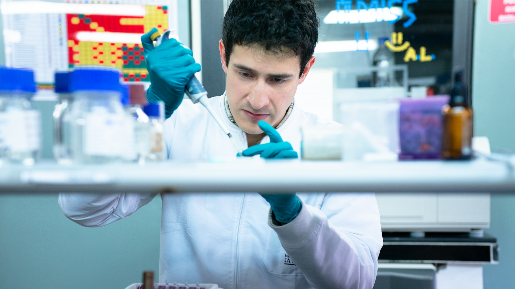 El biólogo Diego Alejandro Suárez, doctorando en Ciencias Biológicas en la Javeriana, investiga formas de tratar enfermedades congénitas, editando los genes que las producen a través de la terapia génica.