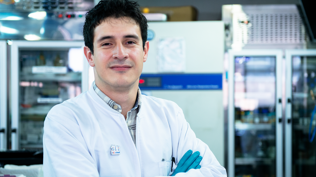 El biólogo Diego Alejandro Suárez, doctorando en Ciencias Biológicas en la Javeriana, investiga formas de tratar enfermedades congénitas, editando los genes que las producen a través de la terapia génica.