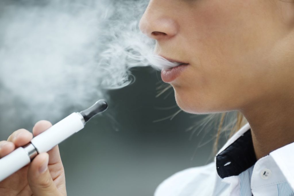 Los cigarrillos electrónicos contienen nicotina líquida y otras sustancias que pueden variar según el fabricante. La Javeriana estudió sus efectos en el ADN humano. Foto Shutterstock.