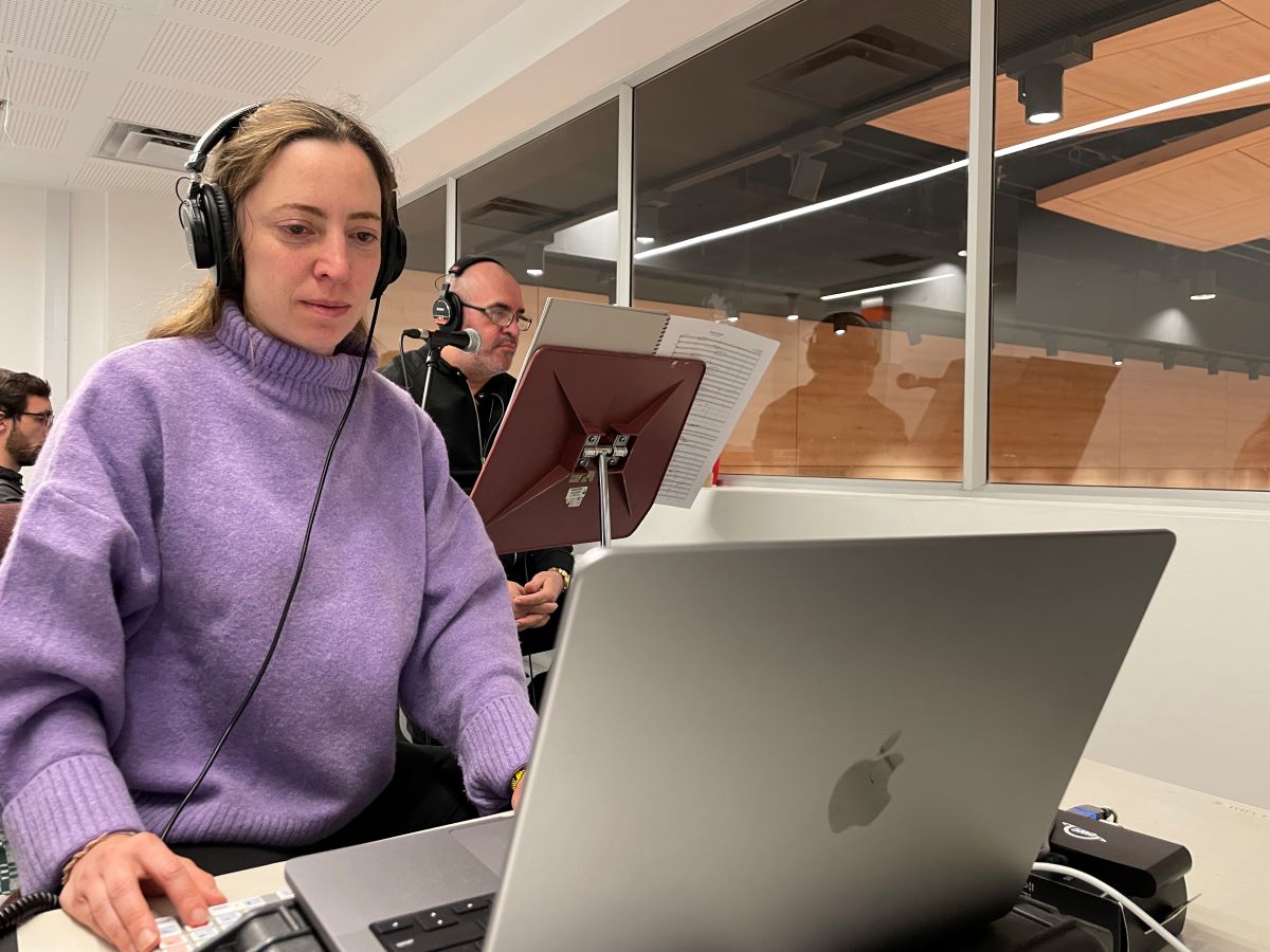 La profesora Bernal durante una de las sesiones de grabación de la Orquesta Sinfónica Nacional para el álbum Niche Sinfónico. Foto archivo particular profesora Bernal.