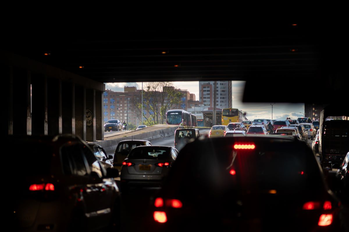 La inconformidad con el transporte público ha motivado el aumento en el uso de los vehículos privados, haciendo que se elija pagar el cobro por congestión. Foto EGT-1 en Shutterstock.