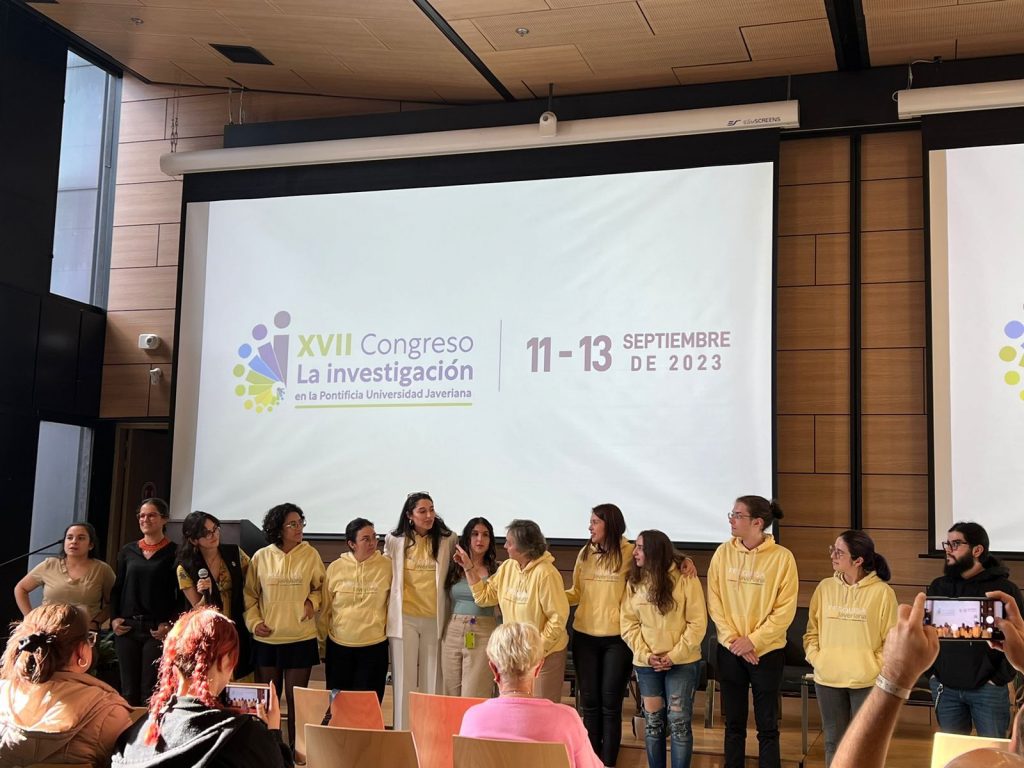 El Equipo Pesquisa liderado por Lisbeth Fog, durante el Congreso La Investigación en la Pontificia Universidad Javeriana, en septiembre de 2023.