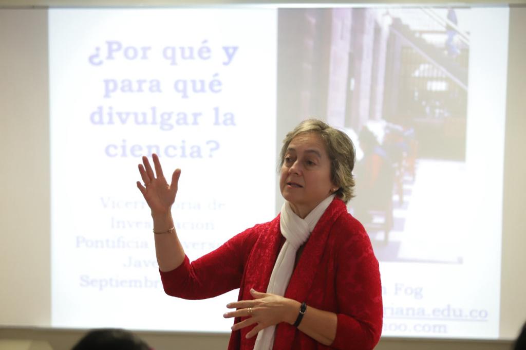 Lisbeth Fog durante taller de periodismo científico. Foto cortesía. 