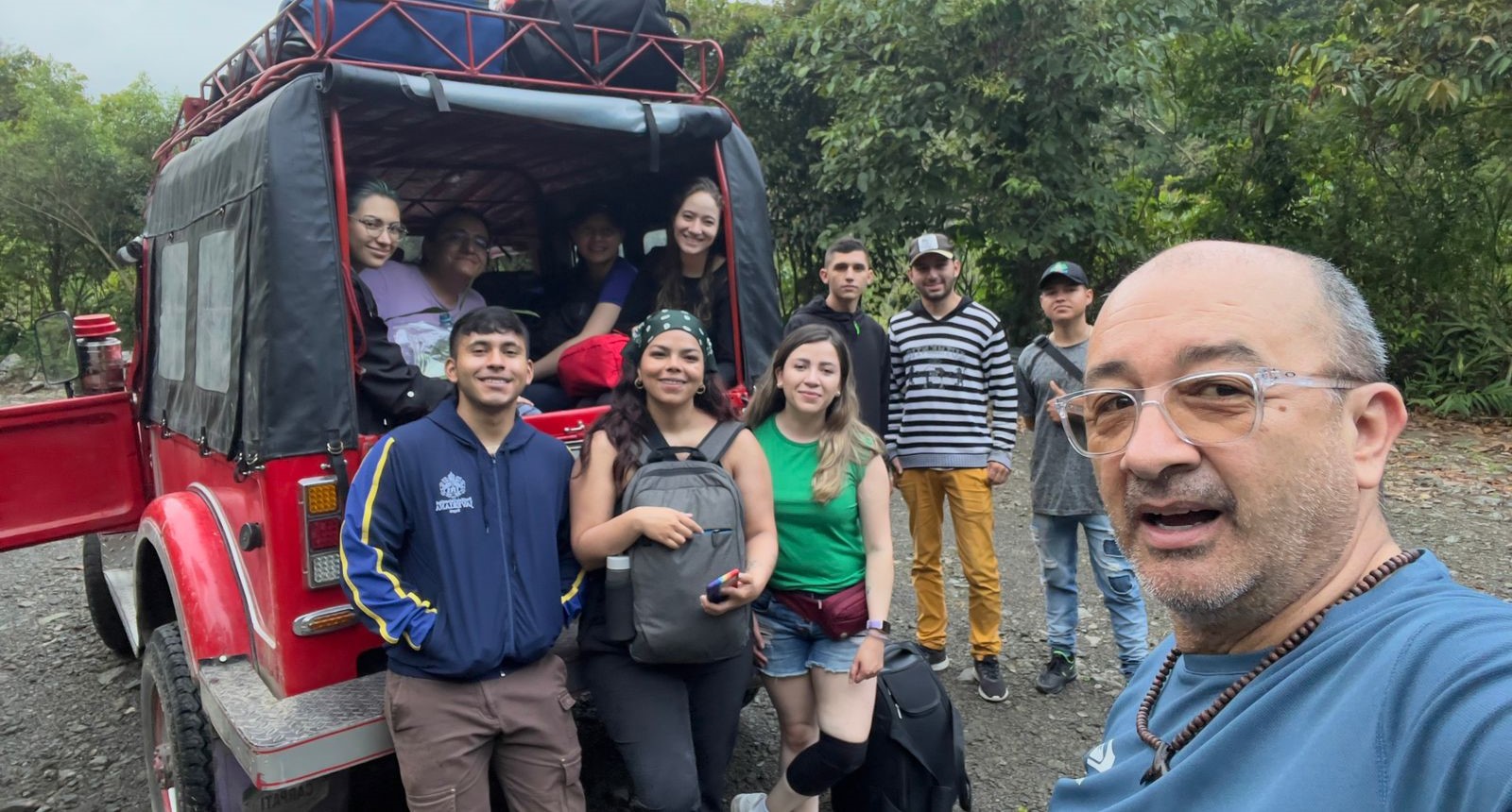Estudiantes del curso Periodismo audiovisual, antes de su primer recorrido por el PNN Selva de Florencia. Foto cortesía. 
