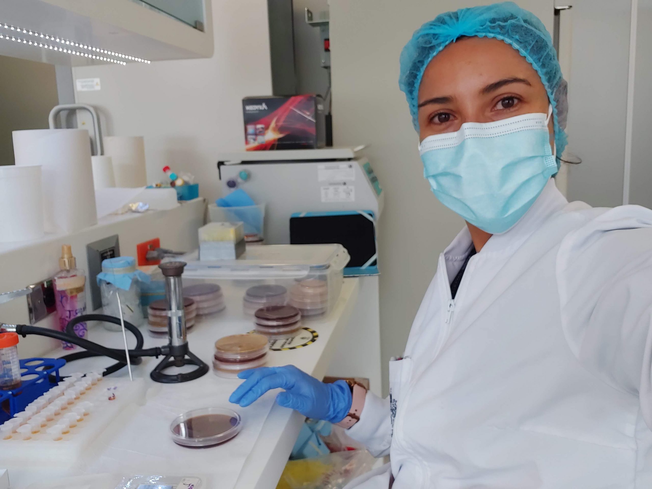 Mayra Téllez trabajando con cultivos de microorganismos. Foto: archivo particular de la investigadora.