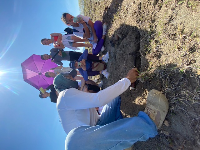 Andrés Vanegas es paleontólogo, y dirigió una salida de estudiantes javerianos en la búsqueda de fósiles en el desierto de la Tatacoa. 