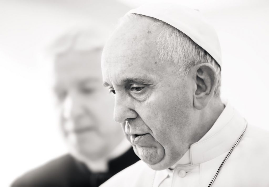 De acuerdo con la investigación, el papa Francisco vive los principios que emanan de la doctrina social de la Iglesia católica de una manera nueva, más cercana a la realidad y a la gente sencilla, conectándonos a todos como humanidad. Fotografía: Drop of Light en Shutterstock.