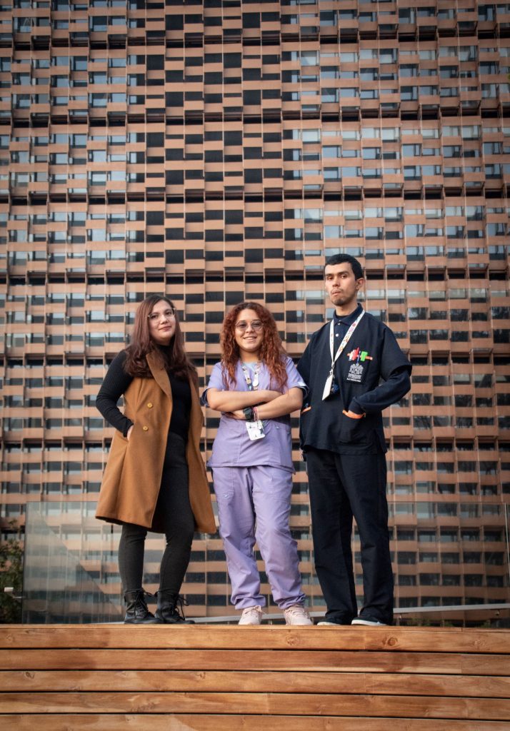 De izquierda a derecha: Juliana Gil, María José Peña y Sergio Rodríguez, jóvenes investigadores de la Pontificia Universidad Javeriana. Fotografía: Juan Camilo Martínez.