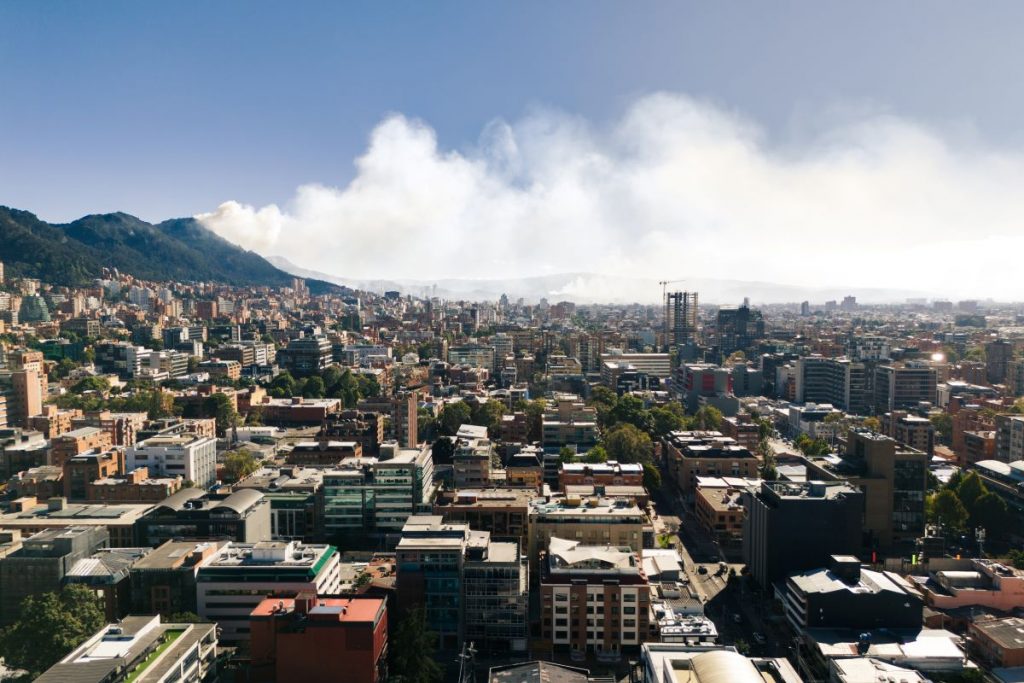 Los incendios forestales producidos en las montañas orientales de Bogotá, en enero de 2024, por la temporada seca, es un ejemplo de un desastre que pudo ser evitado. Fotografía Sebastián Delgado. Shuttestock.