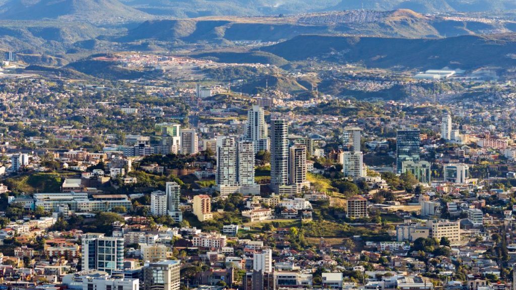 ¿Por qué es tan difícil para los países centroamericanos la lucha contra la corrupción? Una investigación javeriana estudió el caso de Honduras y propone varias respuestas. Fotografía Shutterstock.