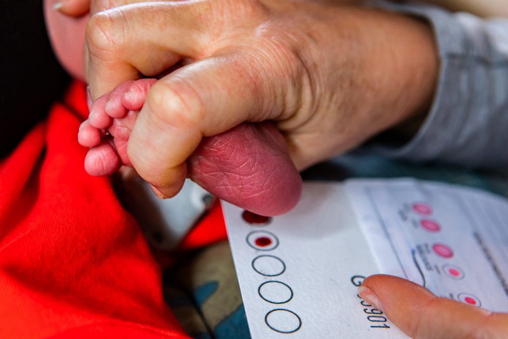 El tamizaje neonatal se realiza típicamente dentro de los primeros días de vida del bebé, a menudo antes de que la madre y el bebé sean dados de alta del hospital. Foto Shutterstock.