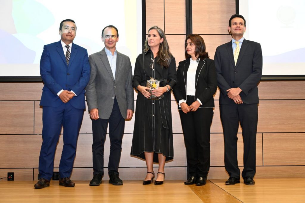 María Clara Betancourt, en el centro, durante la entrega del Premio Ada Byron. Foto cortesía Dirección de comunicaciones PUJ. 