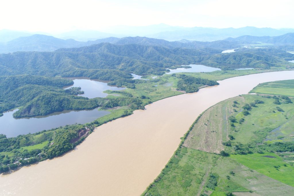 Los humedales se forman cuando los ríos van dejando parte de sus aguas en sus zonas de inundación. Fotografía cortesía de David Trujillo.