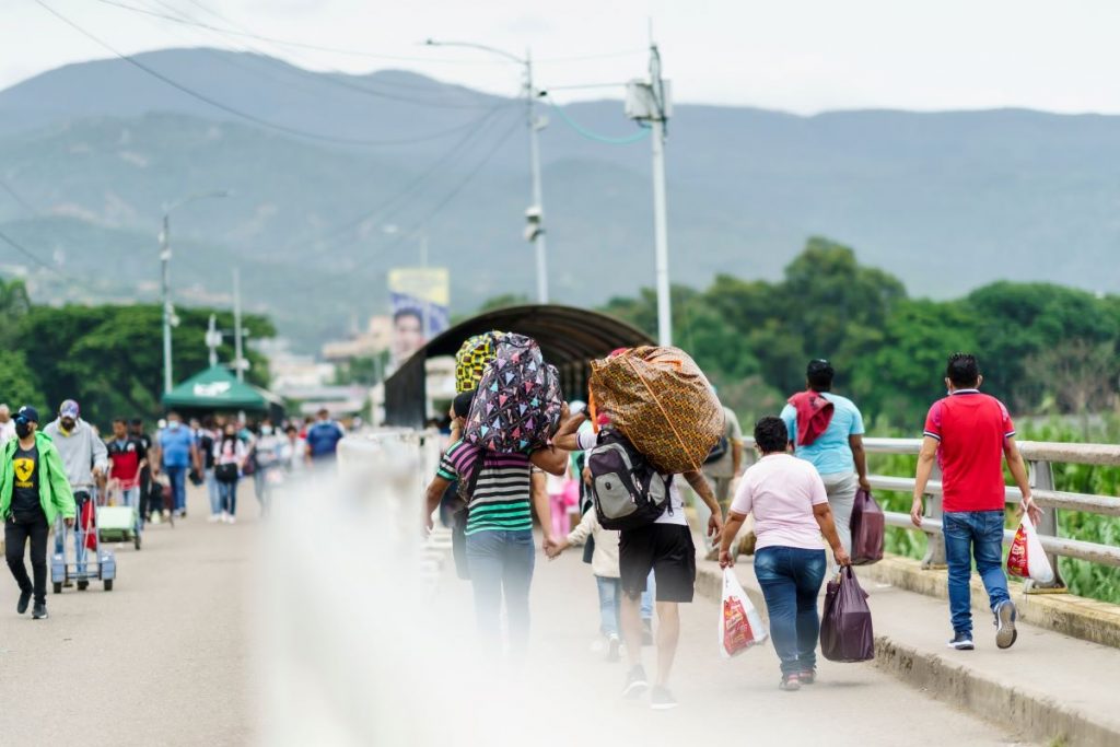 Colombia debe comprender y atender la migración de retorno, transgeneracional y transnacional. Foto bgrocker en Shutterstock.