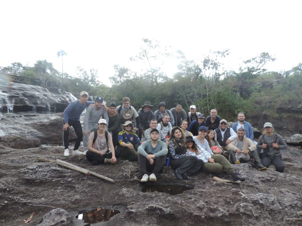 Investigadores y estudiante en el río Caño Cristales. Foto cortesía de Andrés Vargas Luna