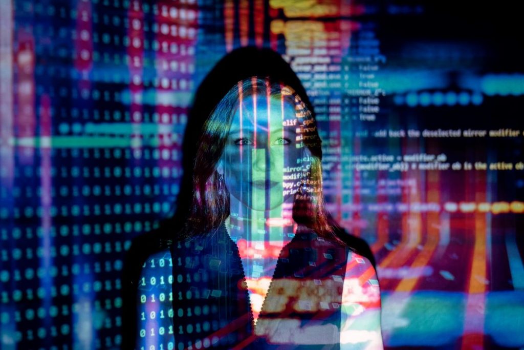 Ante los desafíos que plantea la inteligencia artificial en las relaciones humano-máquina, se hace necesario discutir sobre las perspectivas y aplicaciones de esta, así como sus consideraciones éticas. Foto ThisIsEngineering en Pexel.
