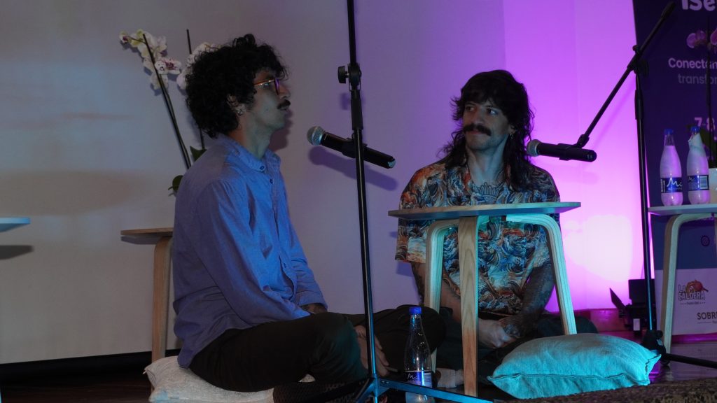 Efraín Rincón e Ignacio Galán, integrantes de Shots de Ciencia en la charla inaugural de Exposemilleros 2025