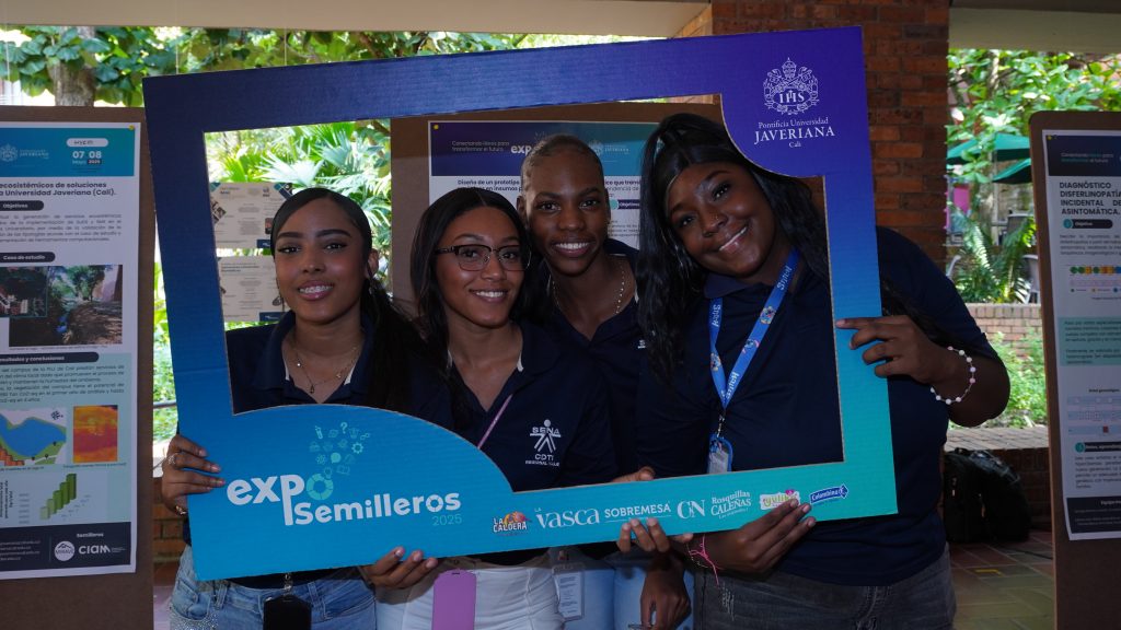 Estudiantes del SENA, expositoras de póster en Exposemilleros 2025