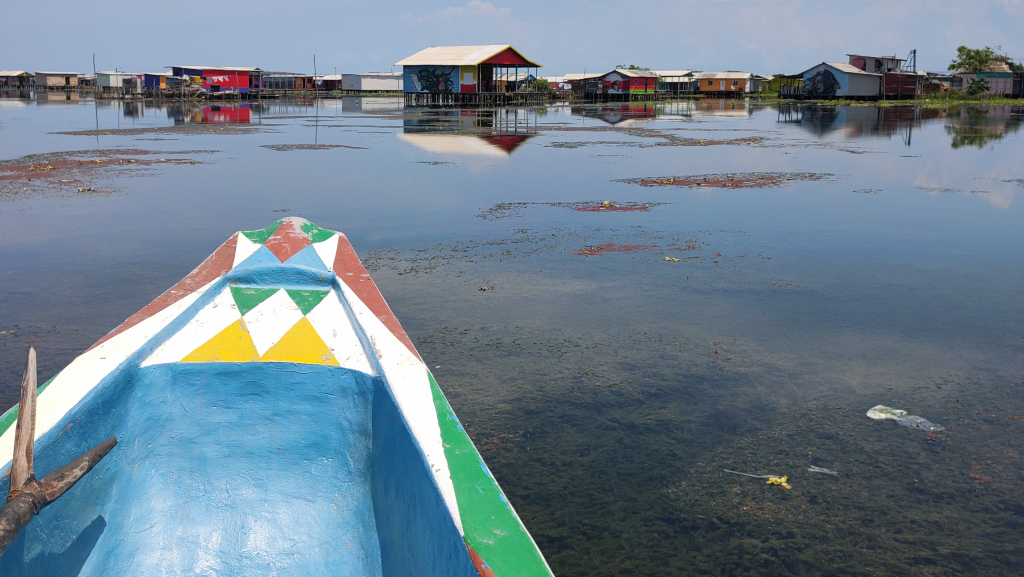 Nueva Venecia es un poblado palafítico, por lo que depende de su relación con el agua para transportarse, alimentarse, etc.