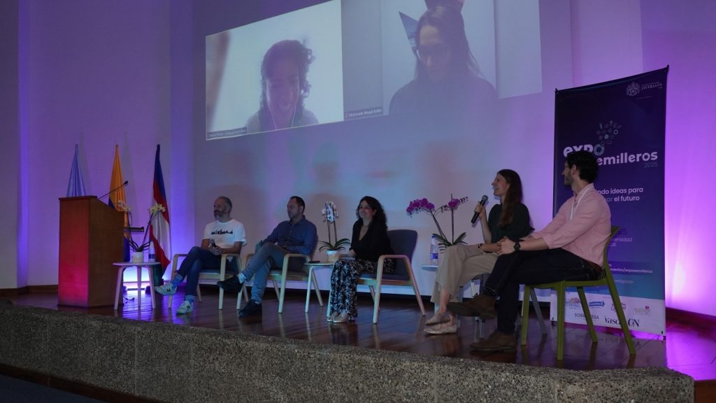 Jörgen Sjöberg, Camilo Peña, Paula Andrea Gómez, Sarina Kessler, Hesam Sadeghian, Natalia Román (virtual) y Magali Boffet (virtual) en el Panel “Mas cerca de lo que crees” en Exposemilleros 2025.
