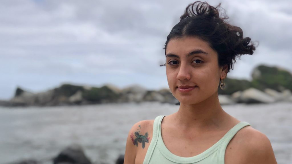 ¿Quién dijo que los camarones no hablan? Maria Paula Rey Baquero es una joven investigadora que dedica sus días a descifrar los secretos de la vida submarina del Pacífico colombiano a través del sonido.