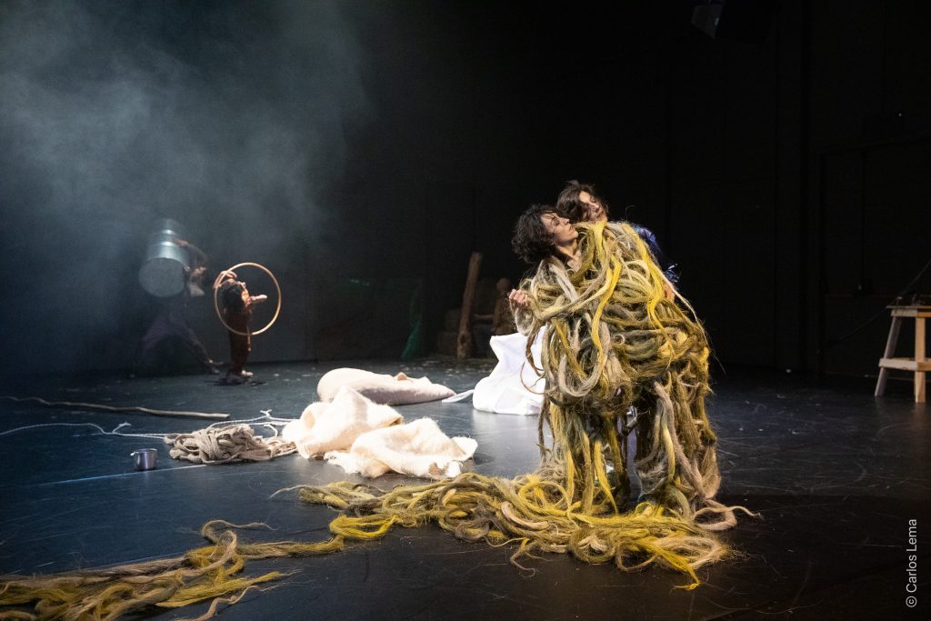 Mundear/Prácticas para ser-mundo es un proyecto que experimenta con la relación entre lo humano y lo no humano desde la danza y la filosofía