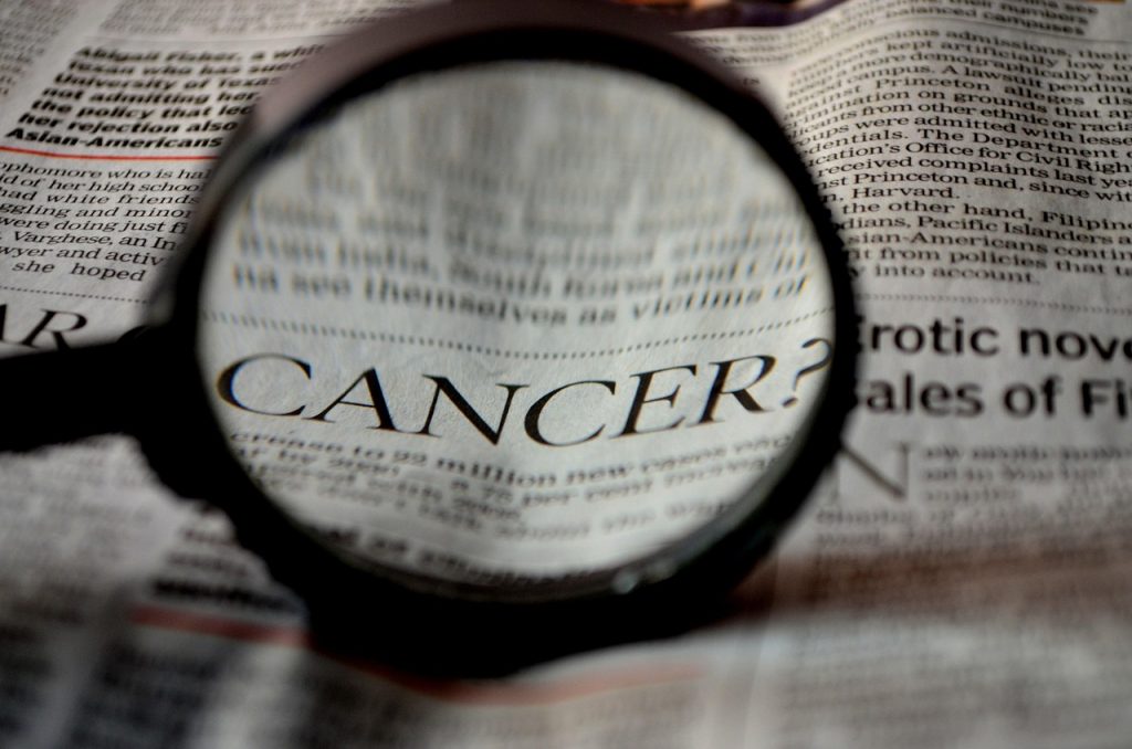 Un estudio internacional, que analizó datos de 204 países y regiones, encontró que el número de casos de cáncer en jóvenes ha aumentado en un 80% en las últimas tres décadas. Experto analiza las posibles causas y recomienda hábitos que podrían prevenirlo.