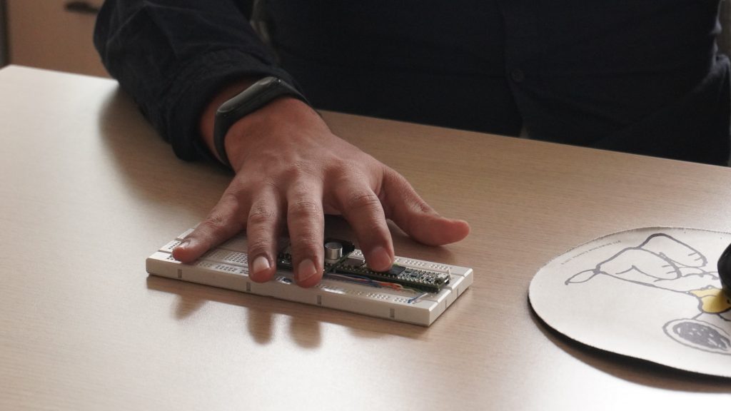 Esta es la protoboard que estudiantes de Ramírez convirtieron en una tarjeta de sonido.