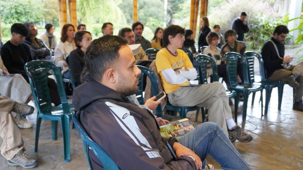 Esta edición de Café Pesquisa reunió las voces de apicultores, científicos y personas curiosas por las abejas. La relación de ‘Apis mellifera’ con otras especies no es sencilla, por lo que se requieren conocimientos diversos para entender y tomar acciones a futuro.