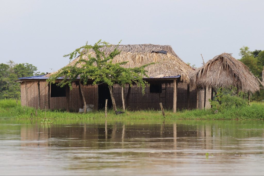 Pesquisa Javeriana acompañó al profesor Jorge Escobar en una salida de campo a La Mojana. El equipo del investigador trabaja para monitorear la dinámica hídrica y sedimentaria de La Mojana, una región que entre inundaciones y sequías contiene una complejidad que va mucho más allá de Caregato.