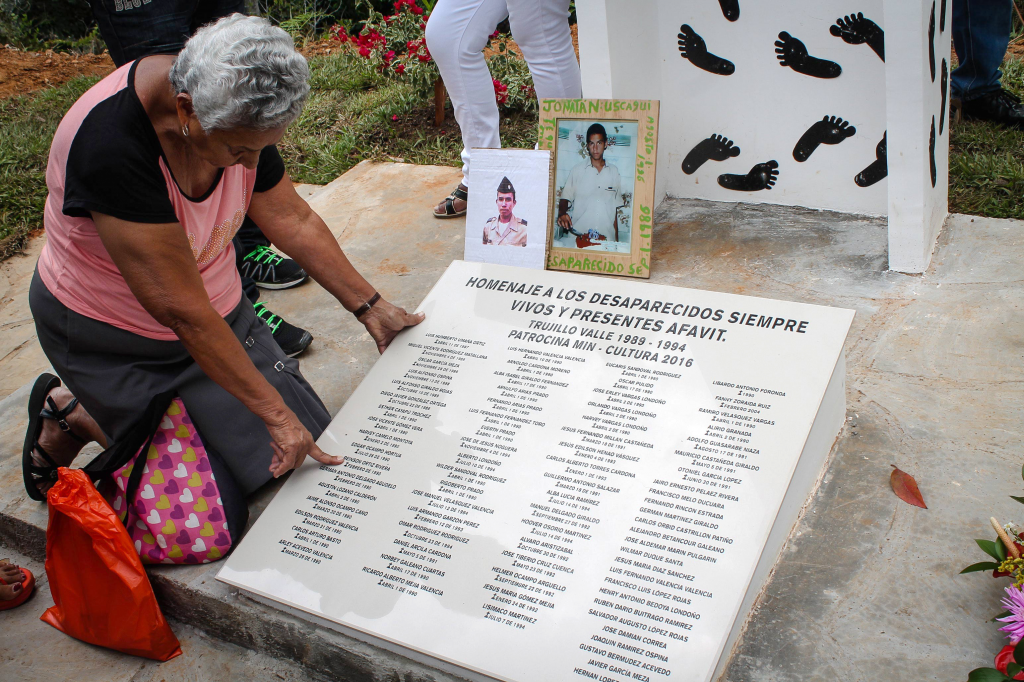 La memoria histórica no es solo recordar, es también la posibilidad de ampliar los espacios democráticos. Una investigación javeriana compara dos maneras de representar las huellas del conflicto armado para pensar un futuro distinto.