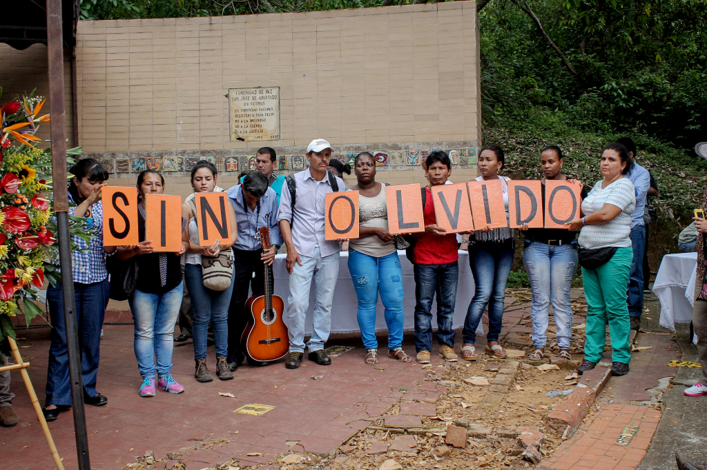 La memoria histórica no es solo recordar, es también la posibilidad de ampliar los espacios democráticos. Una investigación javeriana compara dos maneras de representar las huellas del conflicto armado para pensar un futuro distinto.