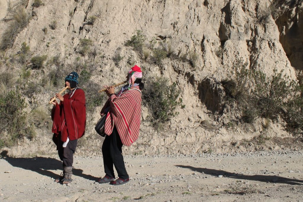Músicos cantando en el Valle Sagrado, Diálogos Sur – Sur - La Paz 2023 / Fotografía de Mónica Marión Cataño. Territorial