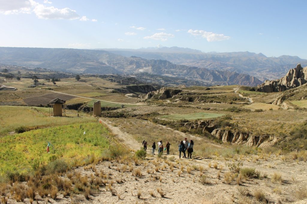 Recorrido por el Valle de la Ánimas, territorio de las achachilas o espíritus protectores de las montañas. Diálogos Sur- Sur - La Paz 2023 / Fotografía de Mónica Marión Cataño. territorios