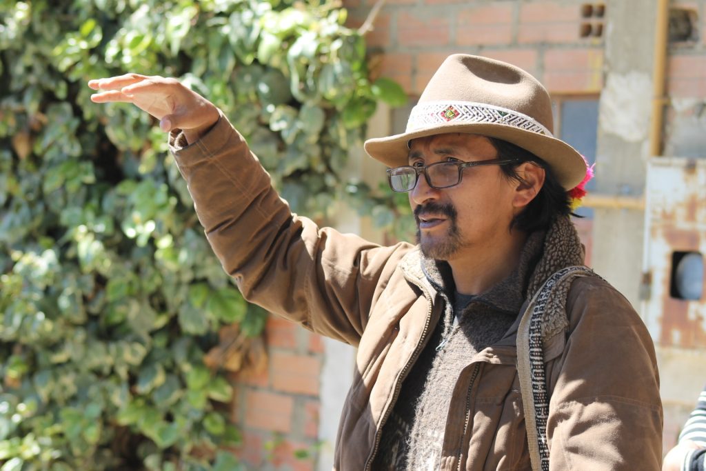 Windsor Torrico, integrante del nodo Bolivia, explicando la cosmovisión Aymara. Diálogos Sur-Sur, La Paz, 2023 / Fotografía de Mónica Marión Cataño. territorios
