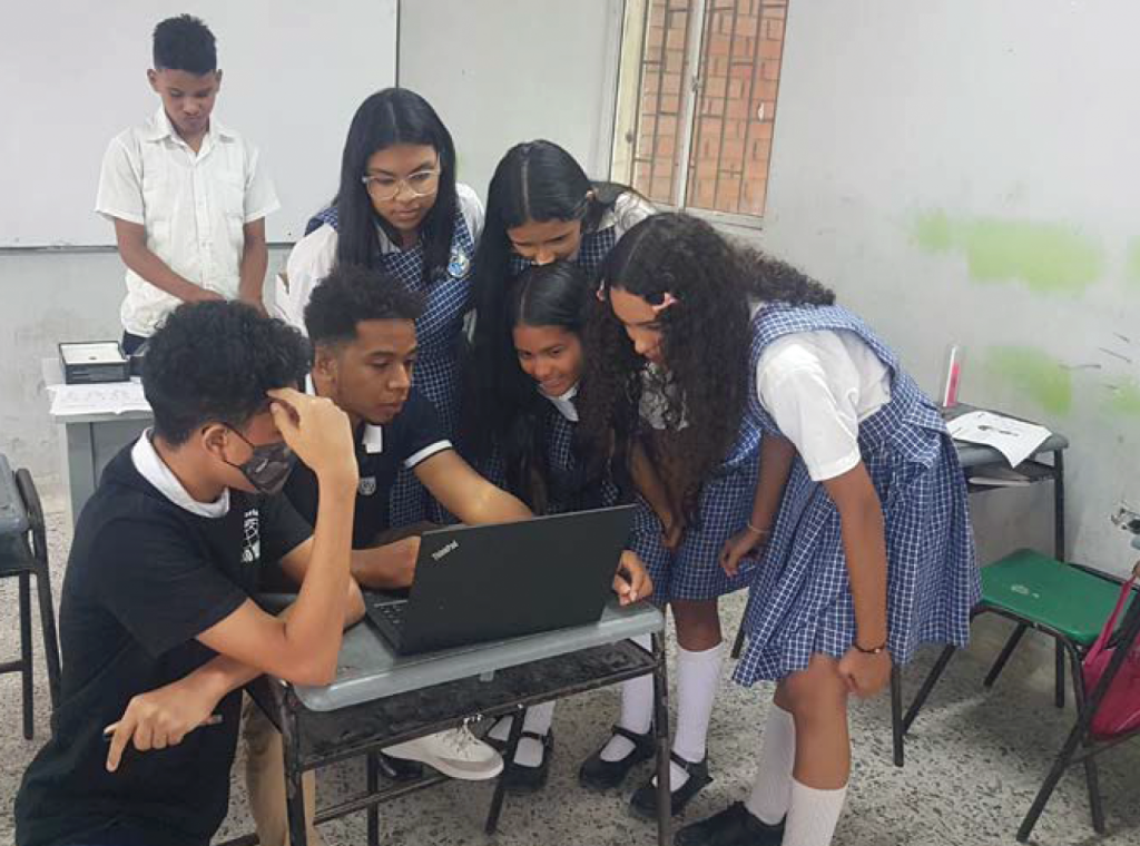 En medio de la crisis de la COVID-19, salpicada por fiestas clandestinas y desinformación, un grupo de estudiantes de colegios oficiales recorrió un camino distinto: convertir sus reflexiones y vivencias en una apuesta pedagógica que enseña a cuidarse y a cuidar a los demás.