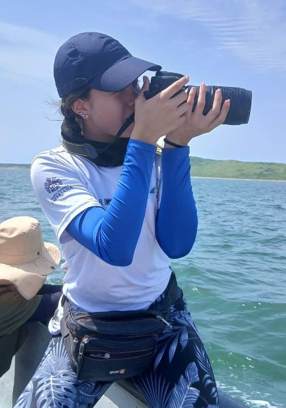 Angélica Flórez en la salida de campo a las aguas abiertas del golfo de México / Fotografía cortesía de la estudiante