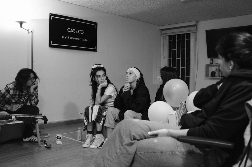 En este podcast nos adentramos en la historia de Alejandra, una actriz a la que el teatro la puso frente a un espejo que le permitió canalizar sus emociones y, en colectivo, encontrar herramientas para sanar. 