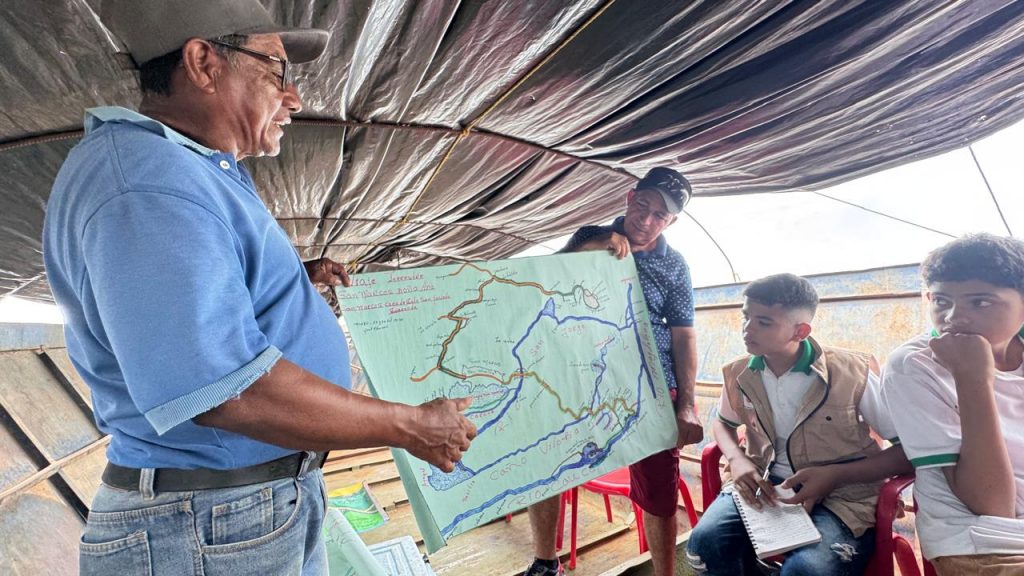 Farid García, guía de la embarcación e ilustrador de historias mojaneras, compartió su experiencia como pescador con décadas de navegación por estos caños.