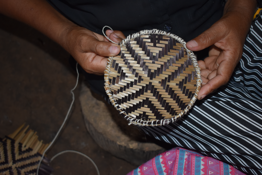 Investigadores javerianos, junto a mujeres sabedoras amazónicas y sus comunidades, crearon un canasto de sonidos que preserva La palabra y las lenguas en riesgo y fortalece la transmisión del conocimiento ancestral como una forma de resistencia y cuidado del territorio: un diálogo de saberes entre academia y pueblos indígenas para salvaguardar la memoria ancestral.